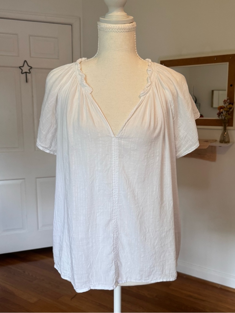 GAP White Soft Cotton/Viscose Flutter Sleeve Ruffle Trim Neckline Blouse Sz Med